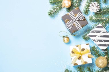 Noel flatlay arka plan - bl üzerinde gümüş ve altın süslemeleri