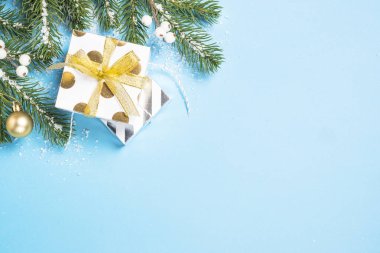 Noel flatlay arka plan - bl üzerinde gümüş ve altın süslemeleri