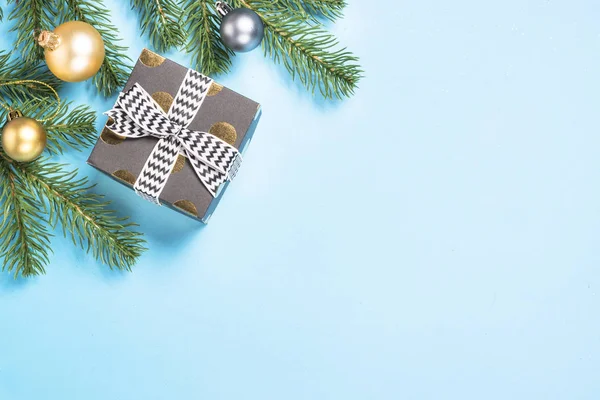 Noel flatlay arka plan - bl üzerinde gümüş ve altın süslemeleri — Stok fotoğraf