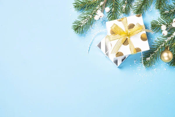 青の装飾とクリスマス プレゼント ボックス背景トップ vi — ストック写真