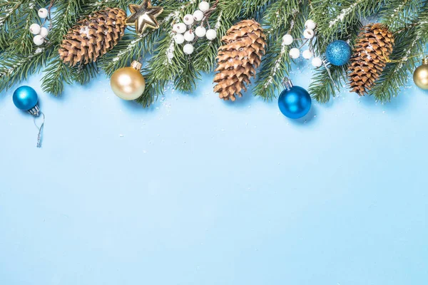 モミの木と青の装飾 - クリスマス flatlay 背景 — ストック写真