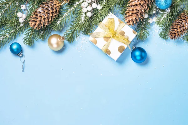 Noel arka plan - köknar ağacı ve süslemeleri üzerinde mavi üstten görünüm — Stok fotoğraf