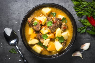 Sığır eti güveç sebze - havuç, ppototo ve kabak siyah ile