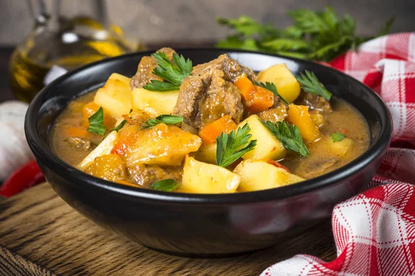 Goulash con carne y verduras. Estofado de carne . — Foto de Stock