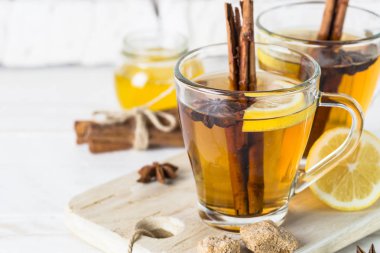 Sonbahar sıcak çay limon bal ve baharatlar ile