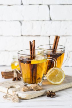 Sonbahar sıcak çay limon bal ve baharatlar ile