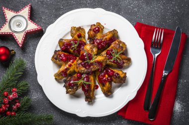 Tavuk kanadı Kızılcık soslu pişmiş. 