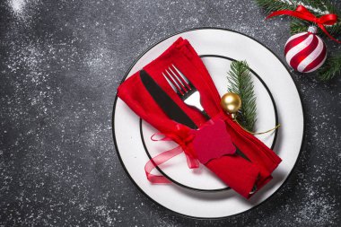 Noel tablo ayarı - tabak, çatal bıçak takımı ve Noel decoratio
