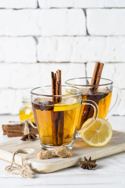 Sonbahar sıcak çay limon bal ve baharatlar ile