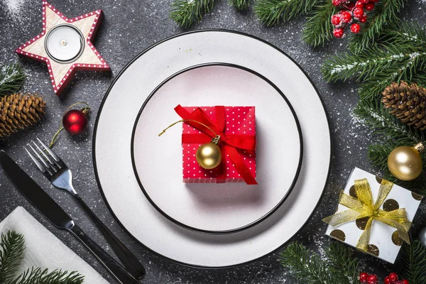 Ensemble de table de Noël - assiette, couverts et décoration de Noël — Photo