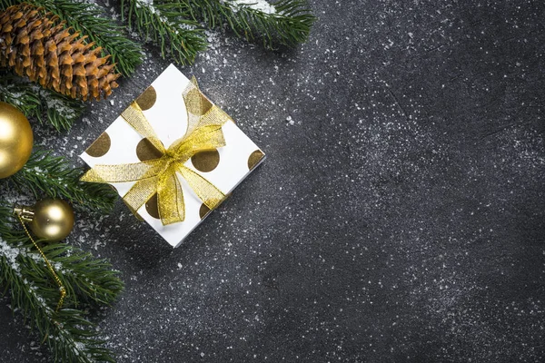 Noel arka plan - altın ve gümüş dekorasyon ve mevcut b — Stok fotoğraf