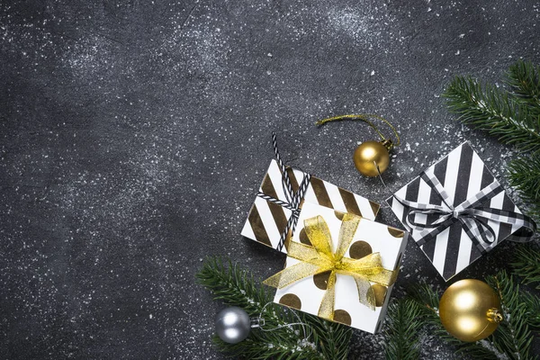 Vánoční pozadí - zlaté a stříbrné ozdoby a současné b — Stock fotografie