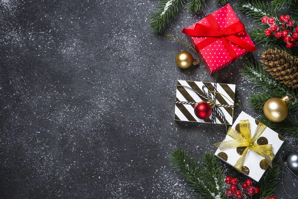 クリスマス背景 - 赤、金と銀の装飾やプレ — ストック写真
