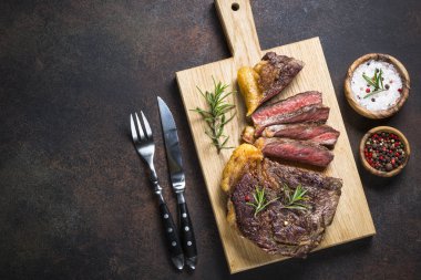 Izgara Dana biftek antrikot ahşap kesme tahtası üzerinde. 