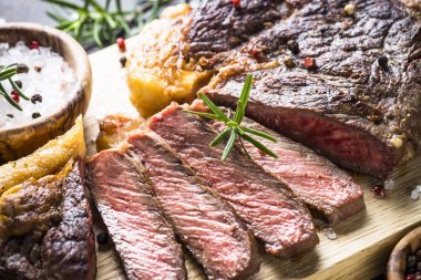 Izgara Dana biftek antrikot ahşap kesme tahtası üzerinde. 
