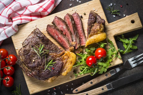 Gegrild rundvlees biefstuk ribeye op houten snijplank. — Stockfoto
