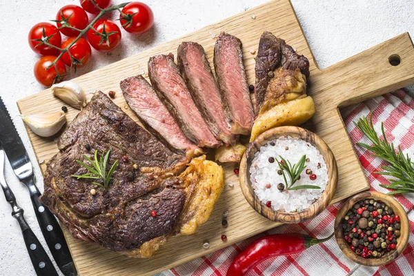 Grilovaný hovězí ribeye steak na bílém. — Stock fotografie