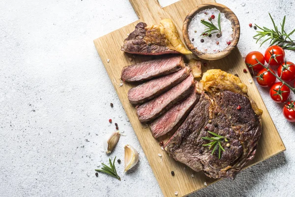 Grillezett marhahús steak ribeye fehér. — Stock Fotó