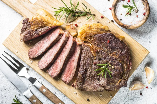 Gegrild rundvlees biefstuk ribeye op wit. — Stockfoto