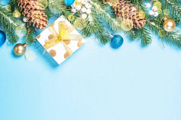 青と金色の装飾と青の背景にプレゼント ボックス雪モミの木の枝. — ストック写真