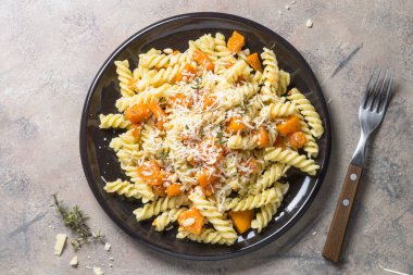 Kabak pasta kekik, krema sos ve parmesan ile.