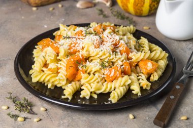 Zanaat plaka kabak pasta kekik, krema sos ve parmesan ile. Yakın çekim.