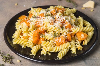 Kabak pasta kekik, krema sos ve parmesan ile.