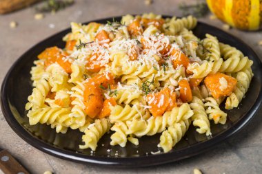 Kabak pasta kekik, krema sos ve parmesan ile.