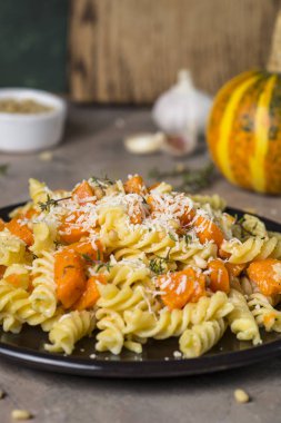 Kabak pasta kekik, krema sos ve parmesan ile.