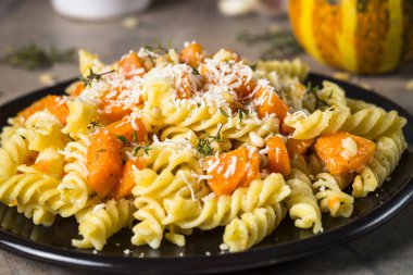 Kabak pasta kekik, krema sos ve parmesan ile.