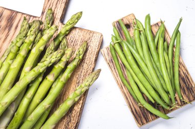 Fasulye, kuşkonmaz beyaz arka plan üzerinde.