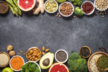 Siyah taş zemin üzerine superfoods. 