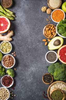 Siyah taş zemin üzerine superfoods. 