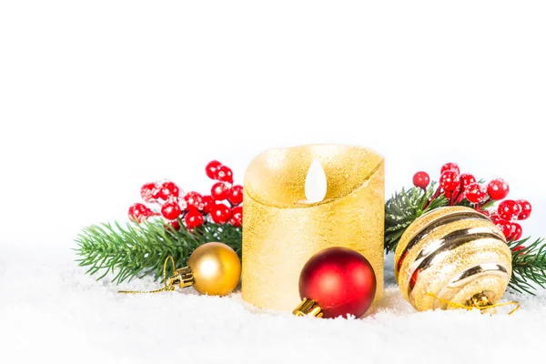 Weihnachtlicher Hintergrund. rote und goldene Dekorationen auf Weiß. — Stockfoto