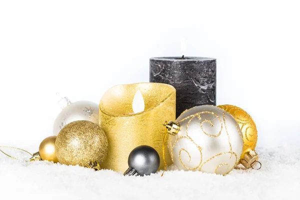 Рождественский фон Серебряные и золотые украшения в снегу . — стоковое фото