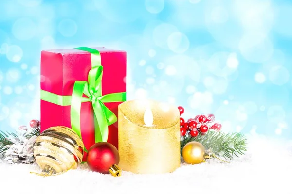 クリスマスの背景やグリーティング カード。青が雪に赤と金色のクリスマスの装飾. — ストック写真