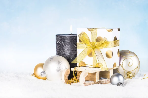 Weihnachtlicher Hintergrund. Schlitten mit Geschenkbox, silber und gold d — Stockfoto