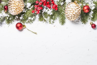 beyaz üzerine kırmızı yılbaşı süsleri.