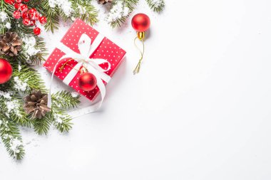 Noel hediye ve süslemeleri beyaz arka plan.