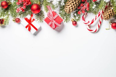 Noel arkaplanı köknar ağacı ve beyaz süslemeler.