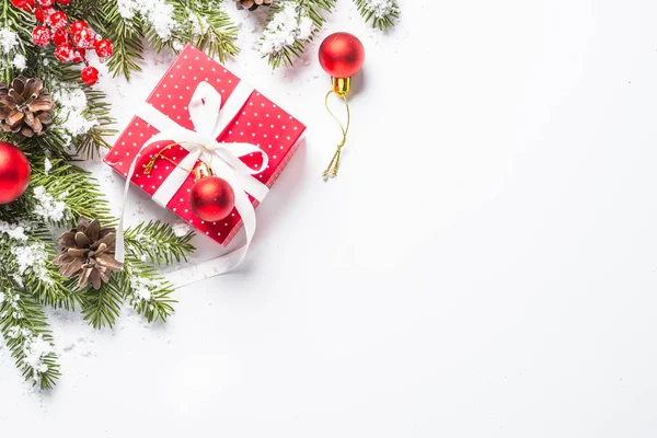 Fondo de Navidad con presente y decoraciones en blanco . — Foto de Stock