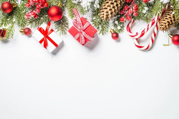 Noel arkaplanı köknar ağacı ve beyaz süslemeler.