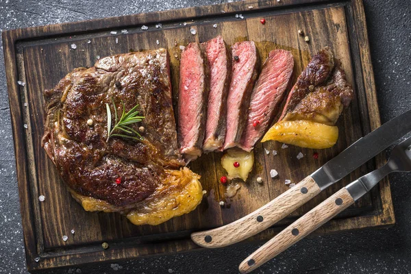 Grilovaný Hovězí Steak Ribeye Středně Propečený Dřevěném Prkénku Pohled Shora — Stock fotografie