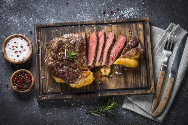 Grilovaný Hovězí Steak Ribeye Středně Propečený Dřevěném Prkénku Pohled Shora — Stock fotografie