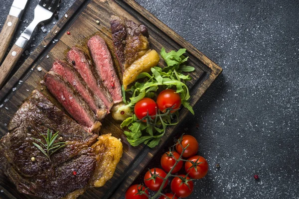 Grillezett Marhahús Steak Ribeye Közepes Ritka Vágódeszka Szemközti Nézet Másol — Stock Fotó