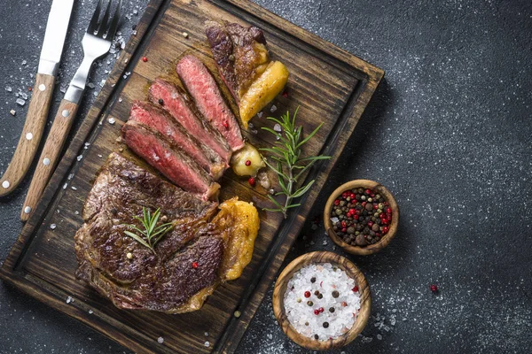 Bife Grelhado Bife Ribeye Médio Raro Tábua Corte Madeira Preto — Fotografia de Stock