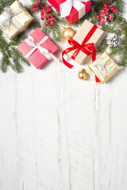 Kırmızı ve altın kutusu ve süslemeleri Beyaz ahşap arka plan üzerinde mevcut. Kopya alanı ile üstten görünüm.