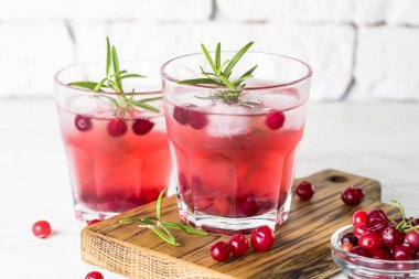 Kokteyl kızılcık, votka, biberiye ve beyaz buz ile.