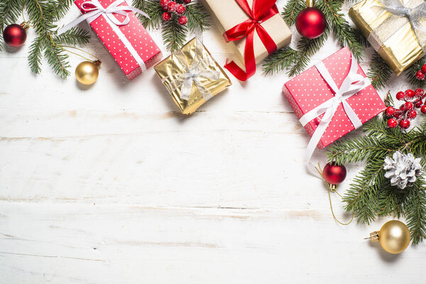 Красный и золотой подарок коробки и украшения на белом деревянном фоне. Вид сверху с пространством для копирования
.