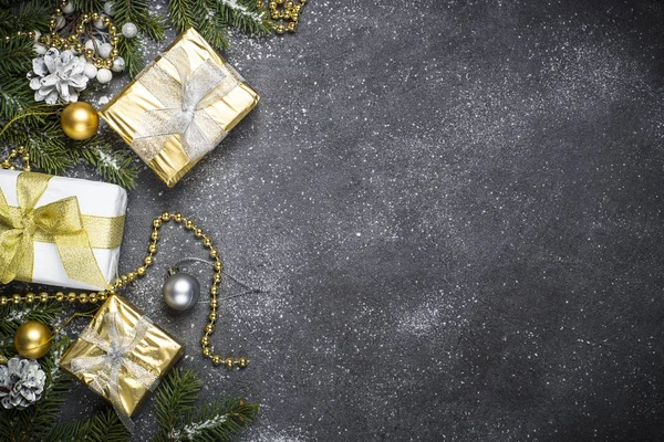 クリスマスの背景 金と銀の装飾と黒い石の背景にプレゼント ボックス コピー スペース平面図 — ストック写真